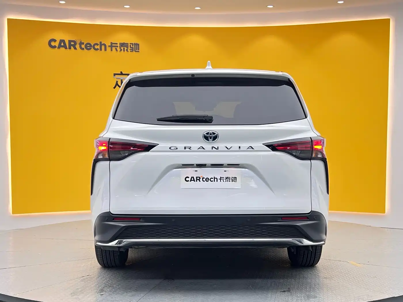 Toyota Granvia 2023 2.5L Hybrid Comfort Edition фото 28