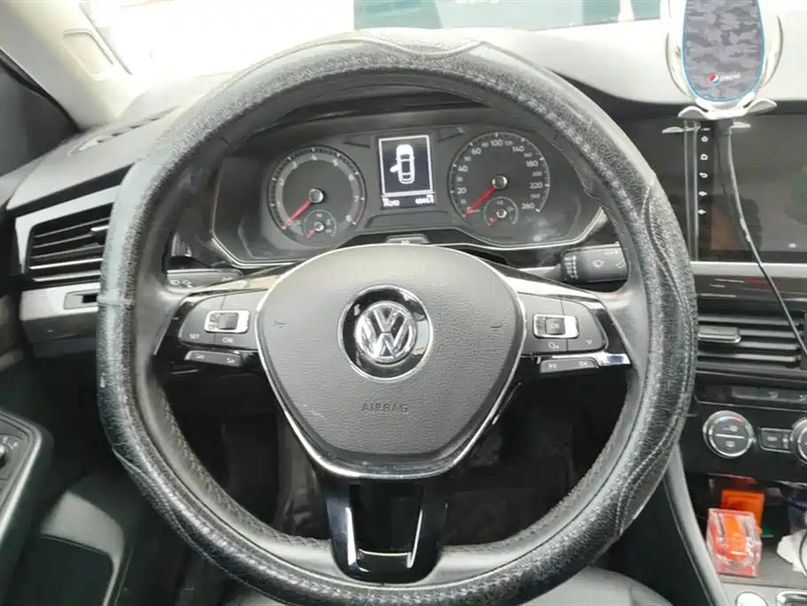 VOLKSWAGEN BORA