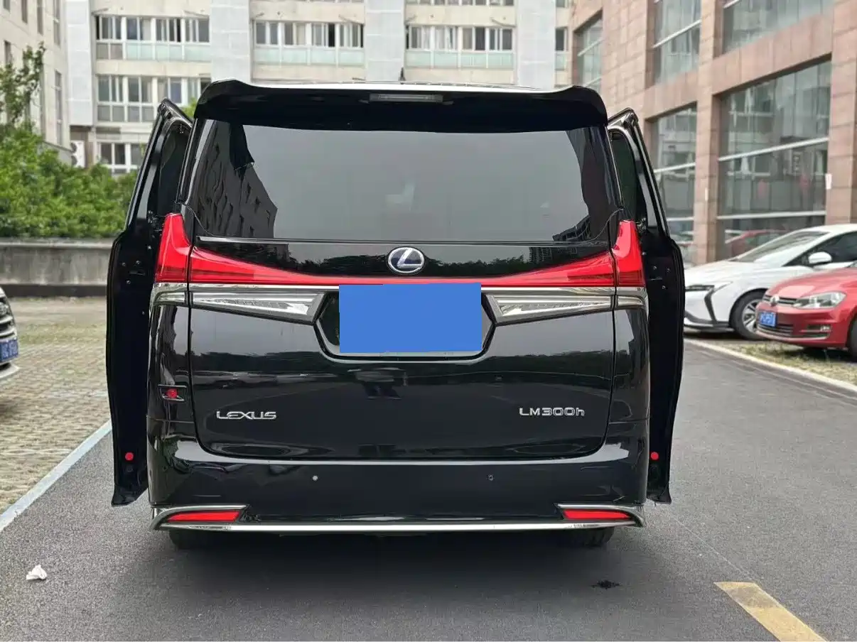 Lexus LM 2020 300h Seven-Seater Elegance Edition фото 3
