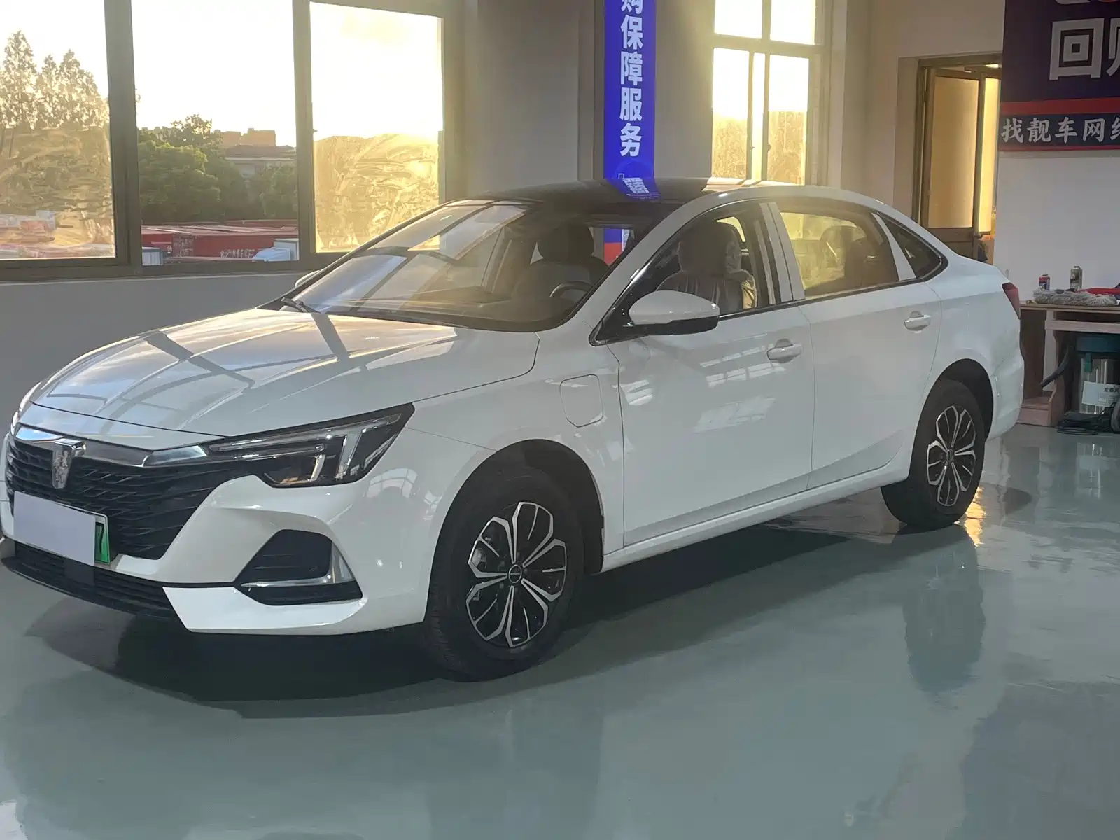 Photo 1 - Roewe i6 MAX EV