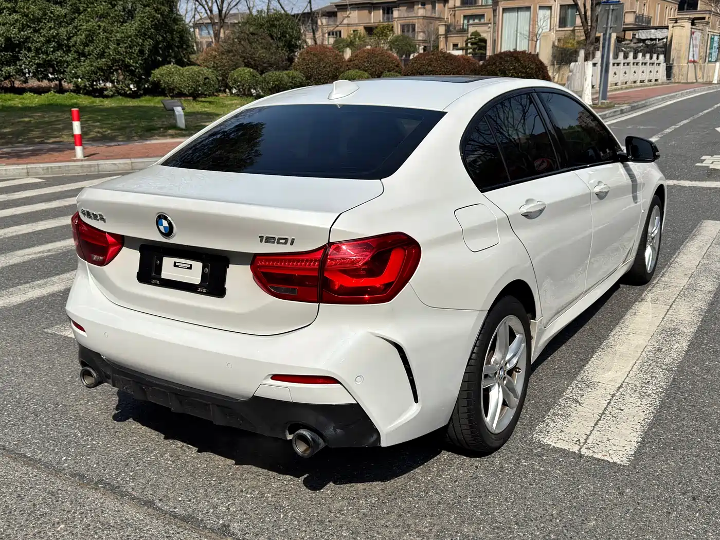 BMW 1 Series 2021 120i M Sport Shadow Edition фото 7