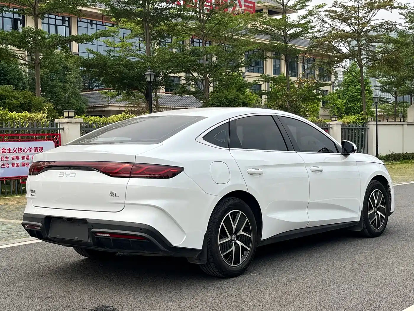 BYD Qin L 2024 DM-i 120KM Superior Edition фото 42
