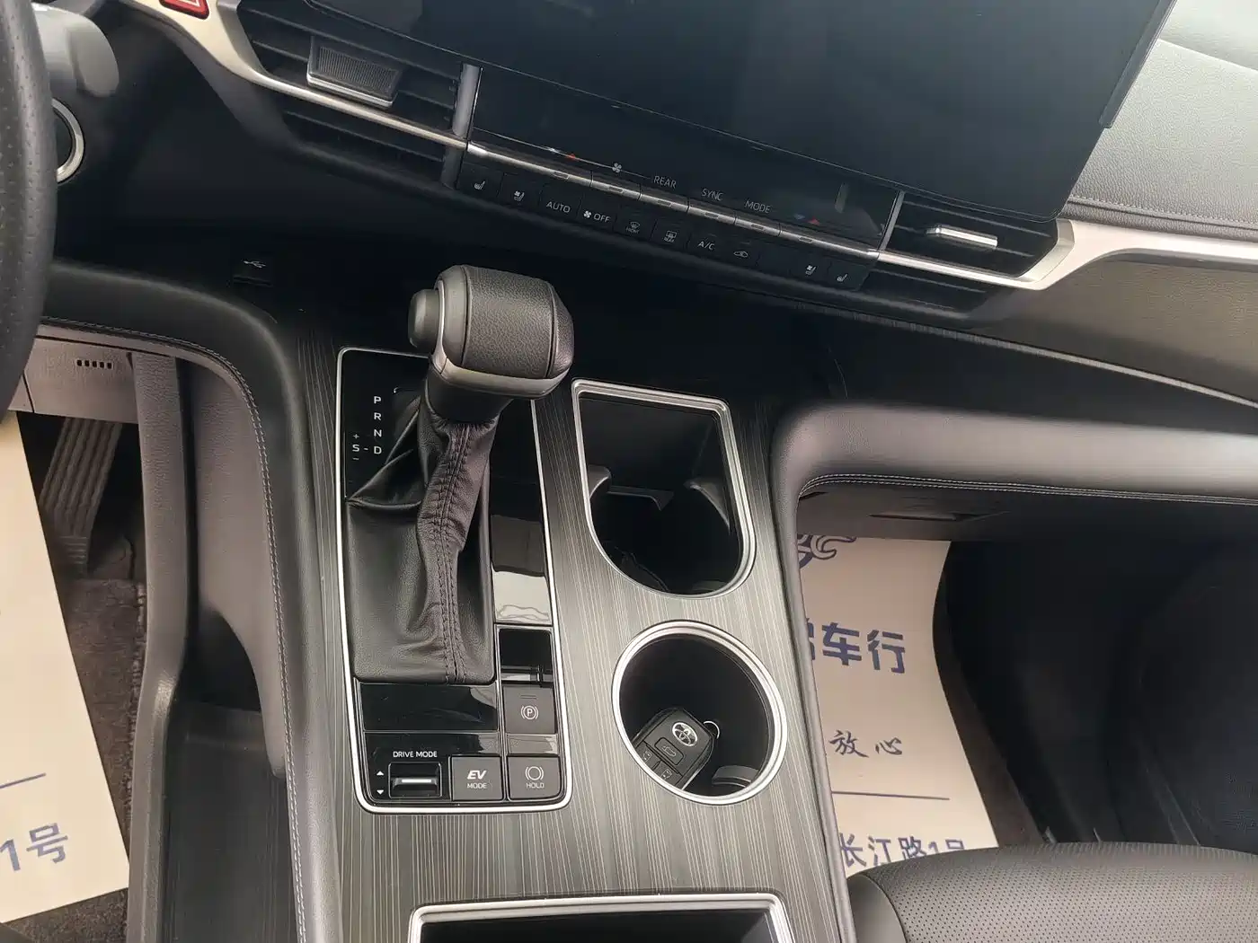Toyota Sienna 2024 2.5L Hybrid Ultimate Premium Edition фото 6