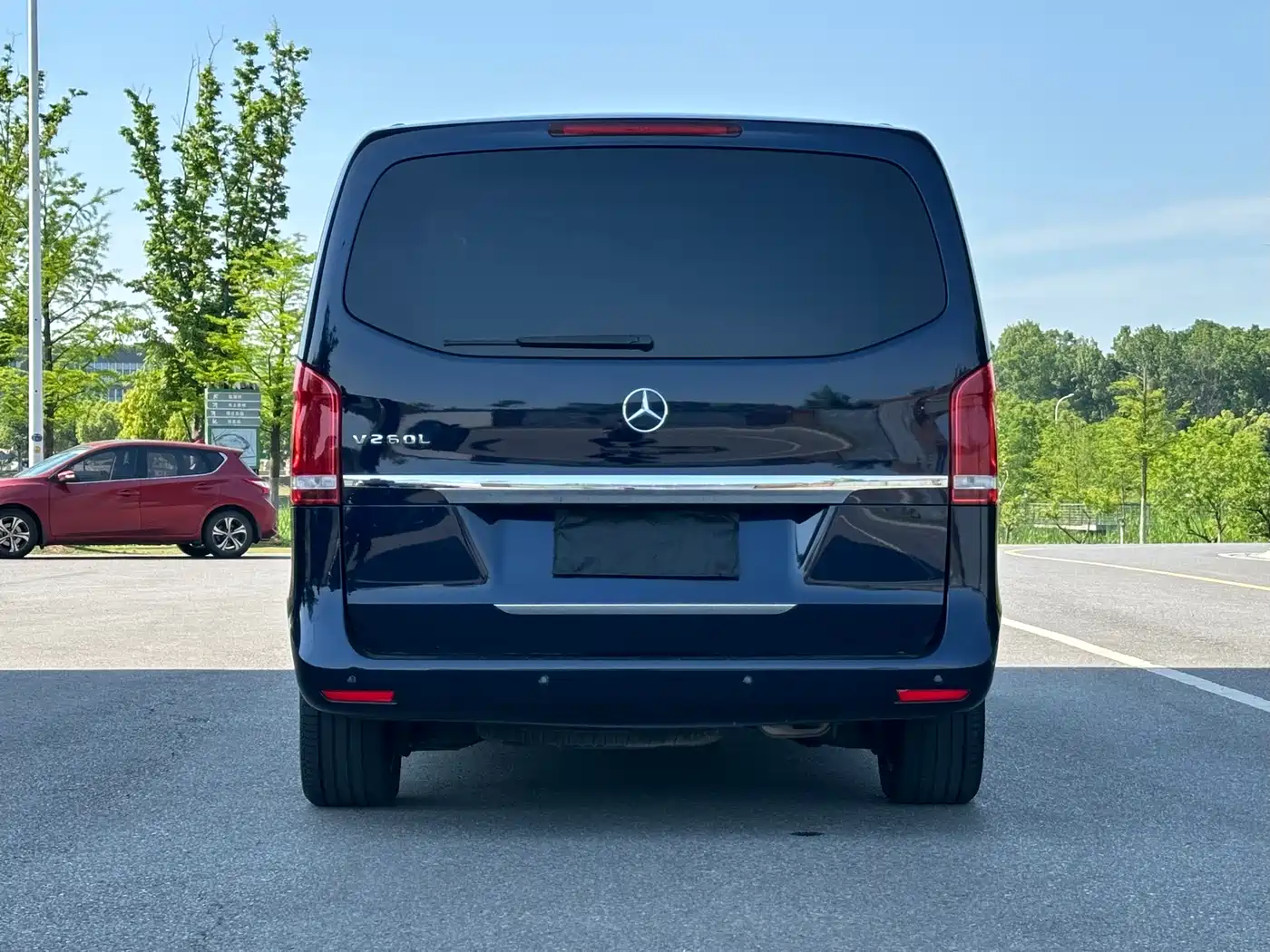 Mercedes-Benz V-Class 2017 Model V 260 L Premium Extended Edition фото 18