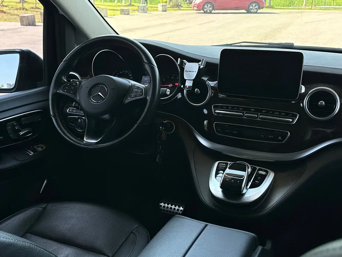 Mercedes-Benz V-Class 2017 Model V 260 L Premium Extended Edition фото 9