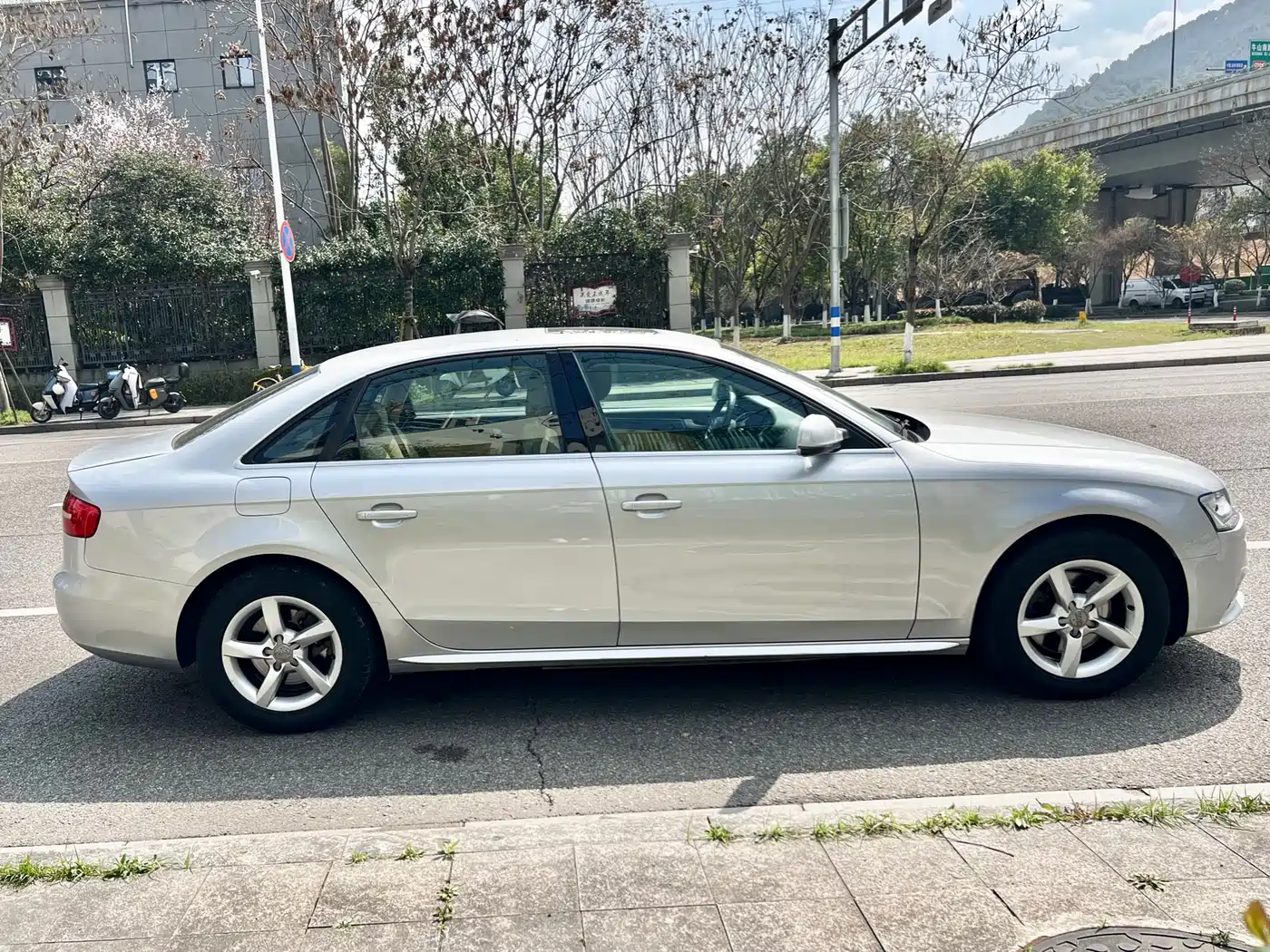 Audi A4L 2013 35 TFSI Automatic Comfort фото 6