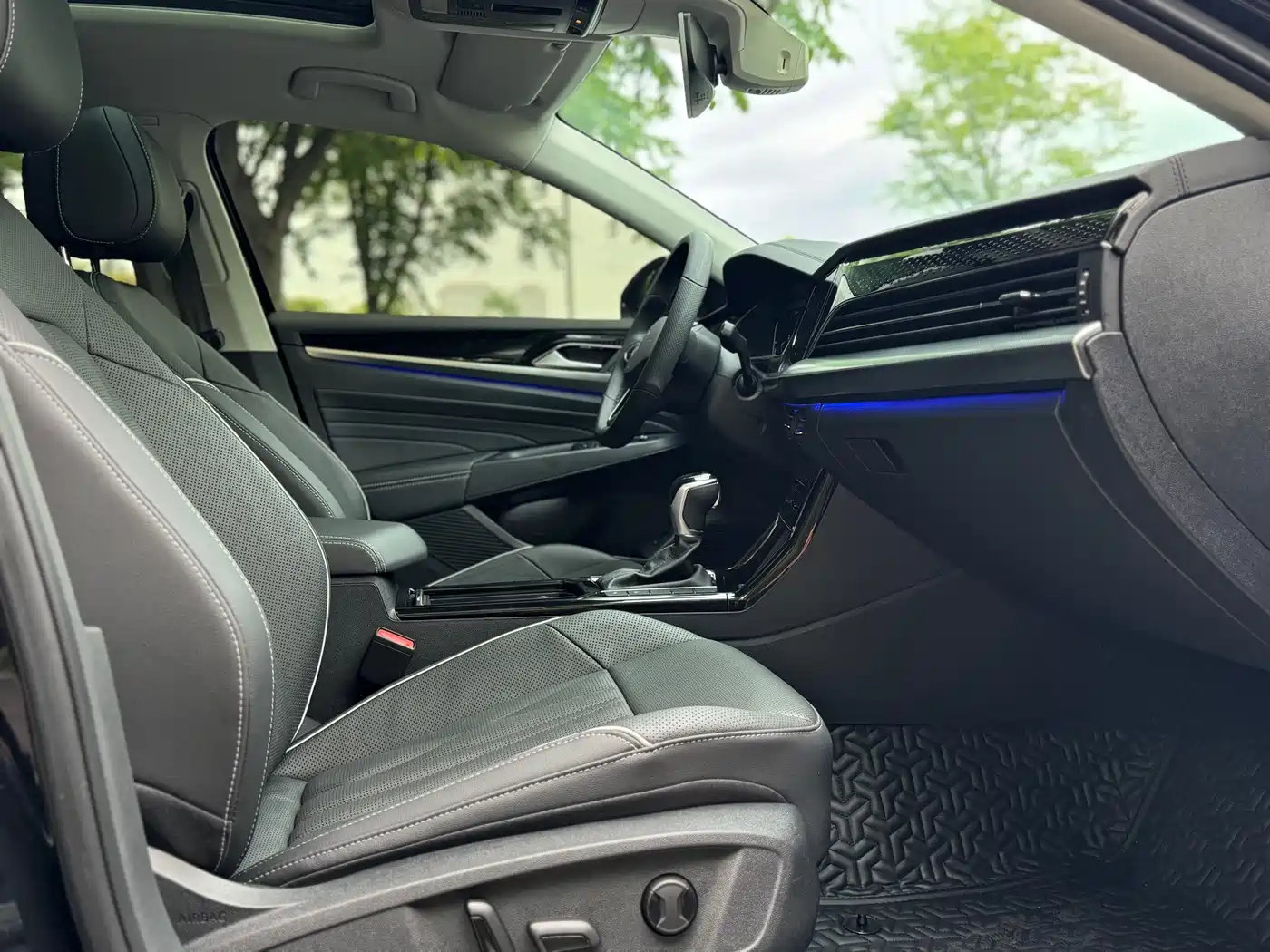Volkswagen Passat 2022 330TSI Starlight Luxury Edition фото 15