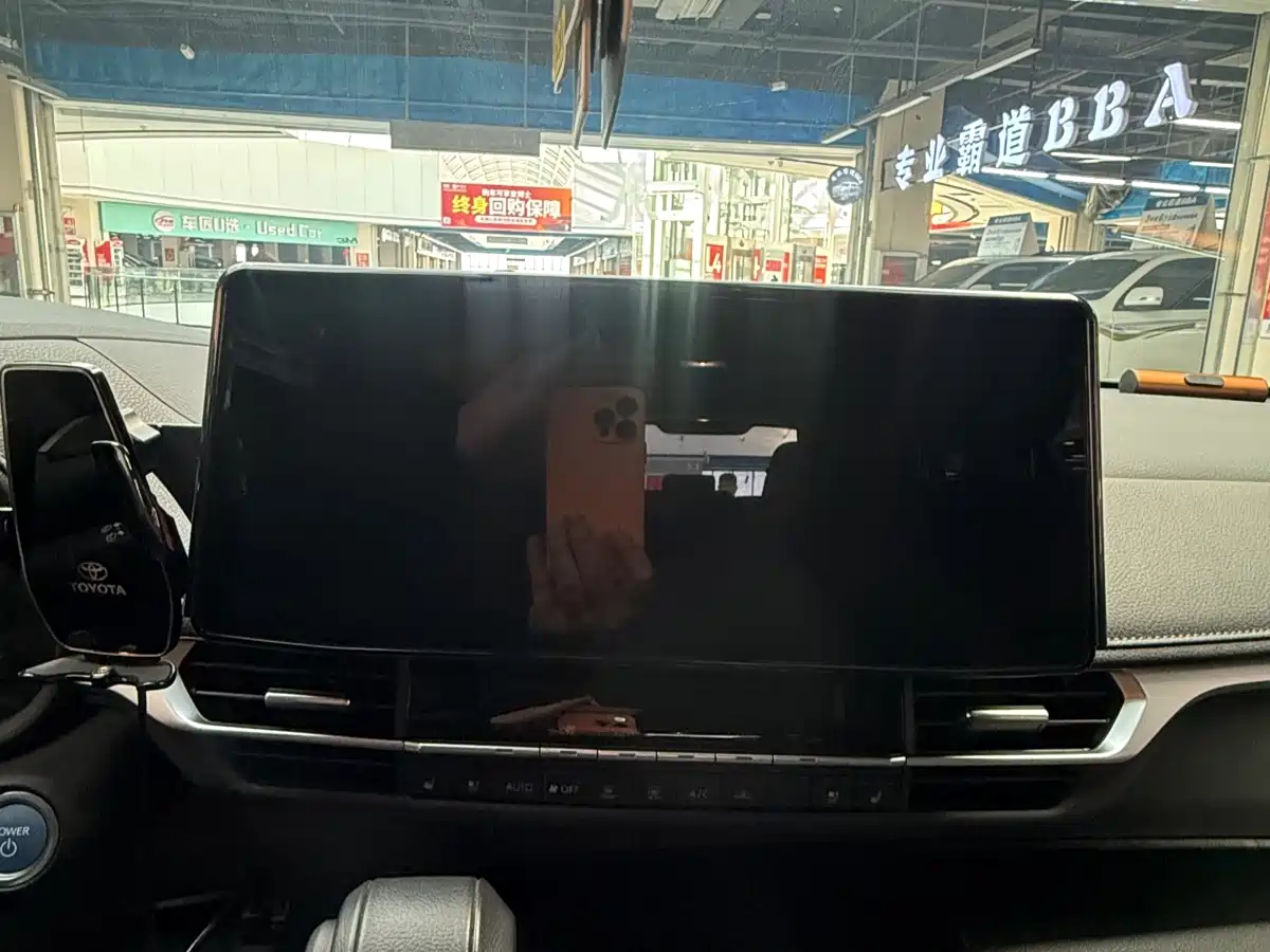 Toyota Sienna 2023 2.5L Hybrid Premium Edition фото 16