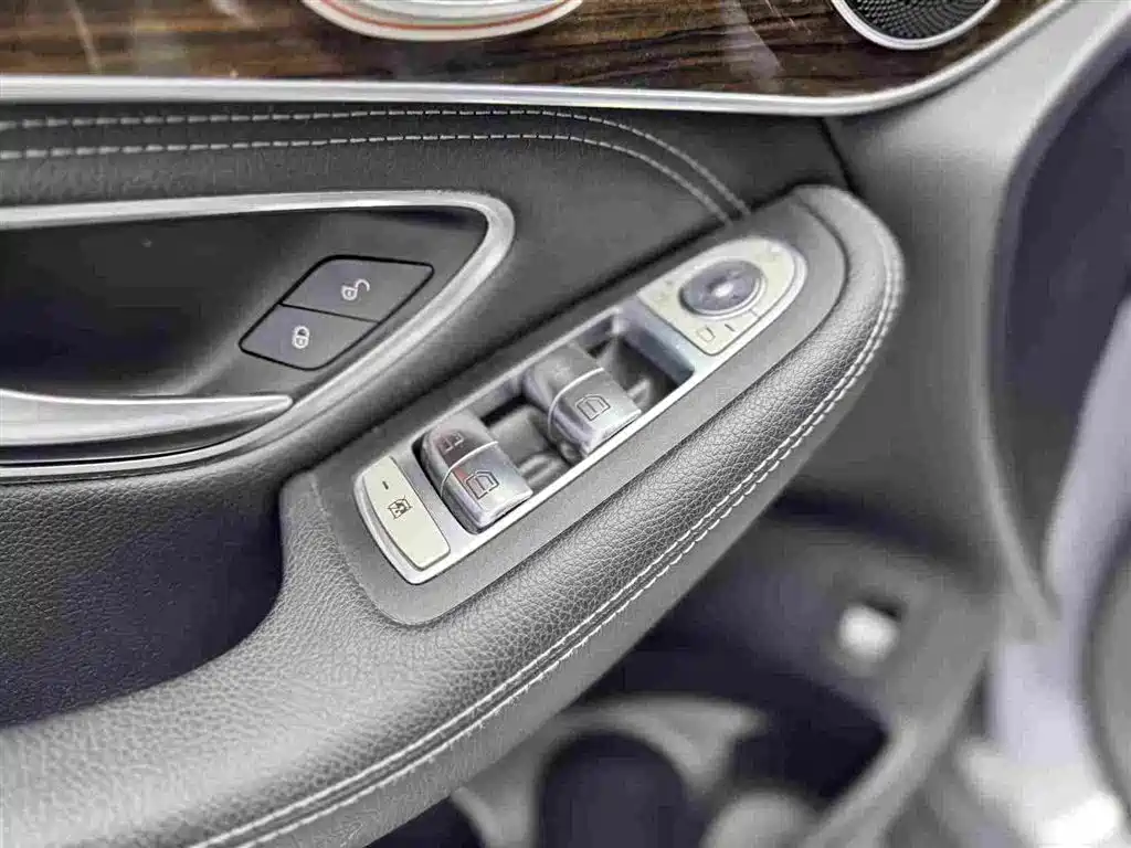 Mercedes-Benz GLC 2018 Facelift GLC 260 4MATIC Luxury фото 15