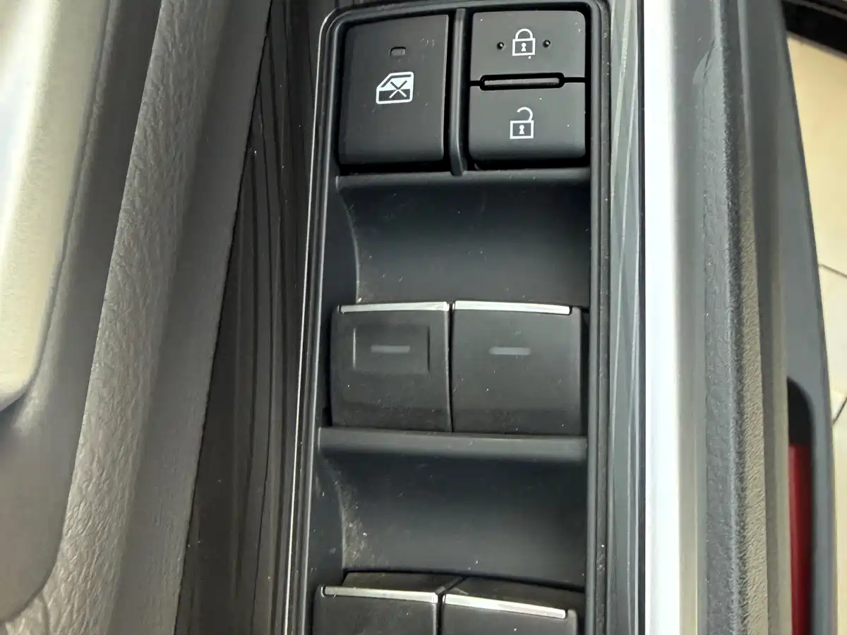 Toyota Sienna 2023 2.5L Hybrid Premium Edition фото 13