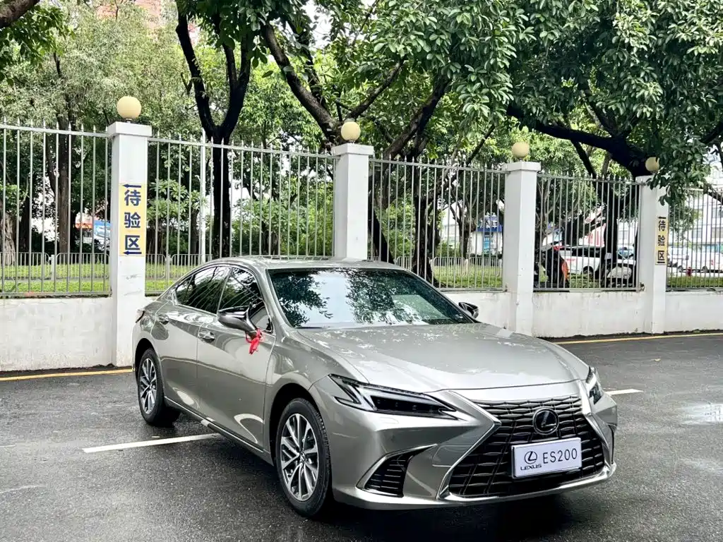 Lexus ES 2026 2025 200 Ultimate Edition