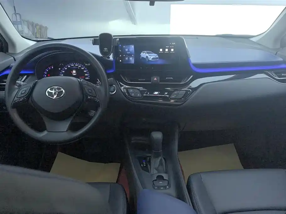 Toyota C-HR 2023 Model 2.0L Premium Edition фото 12