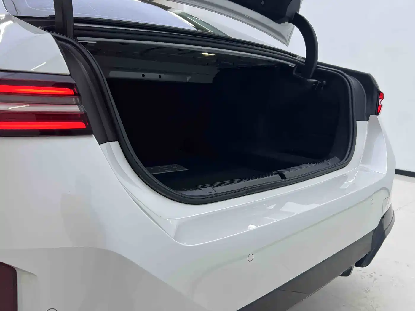 BMW 5 Series 2024 530Li Leading M Sport Package фото 4