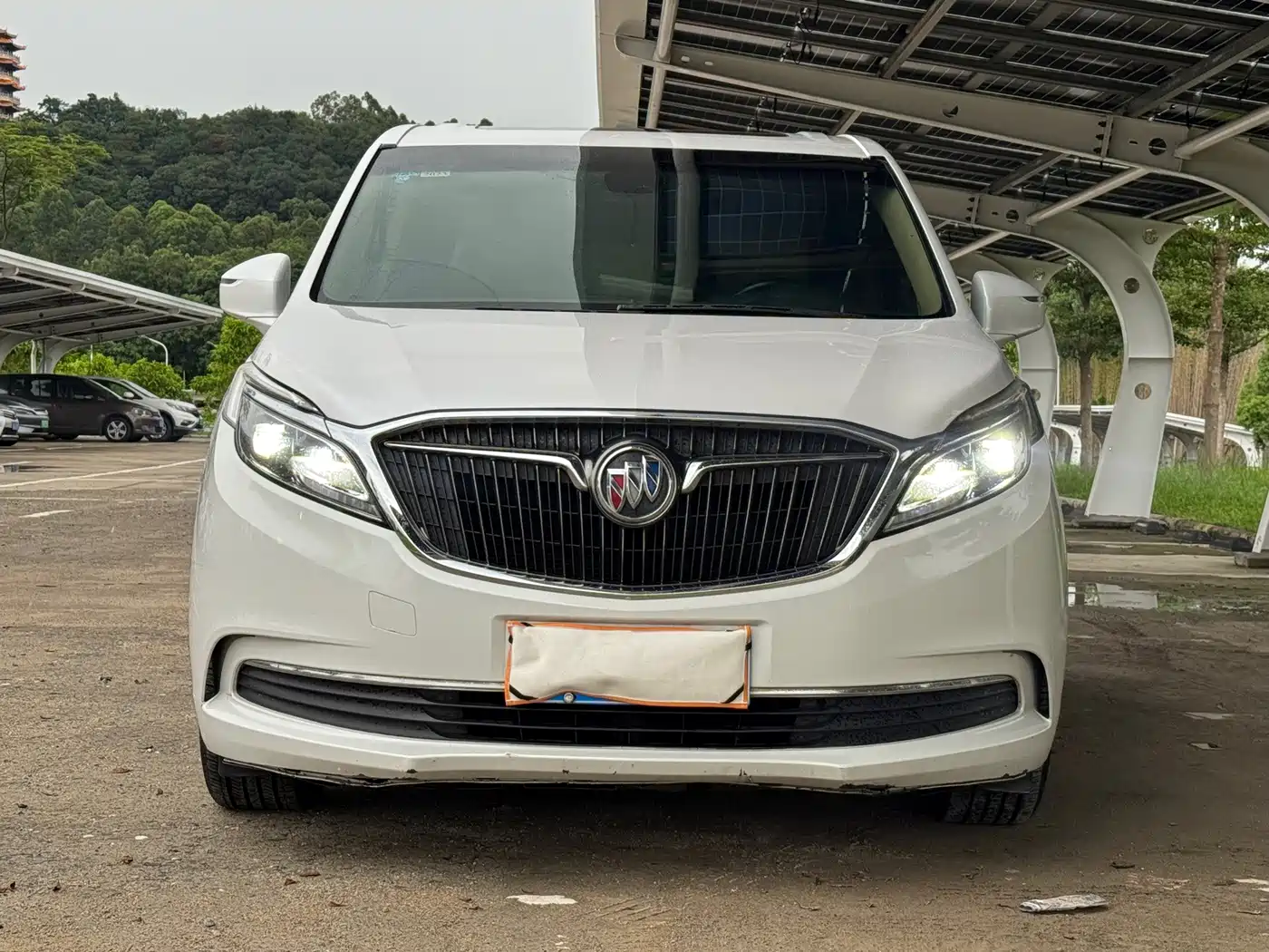 Photo 2 - Buick GL8