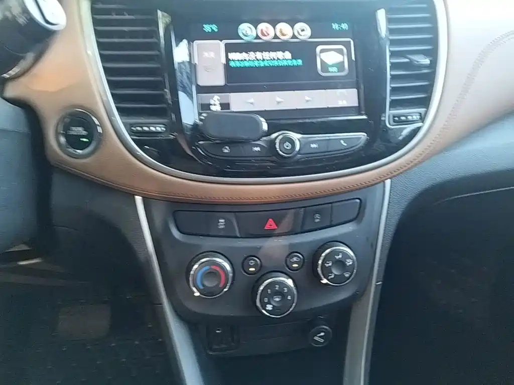 Photo 13 - Chevrolet Trax