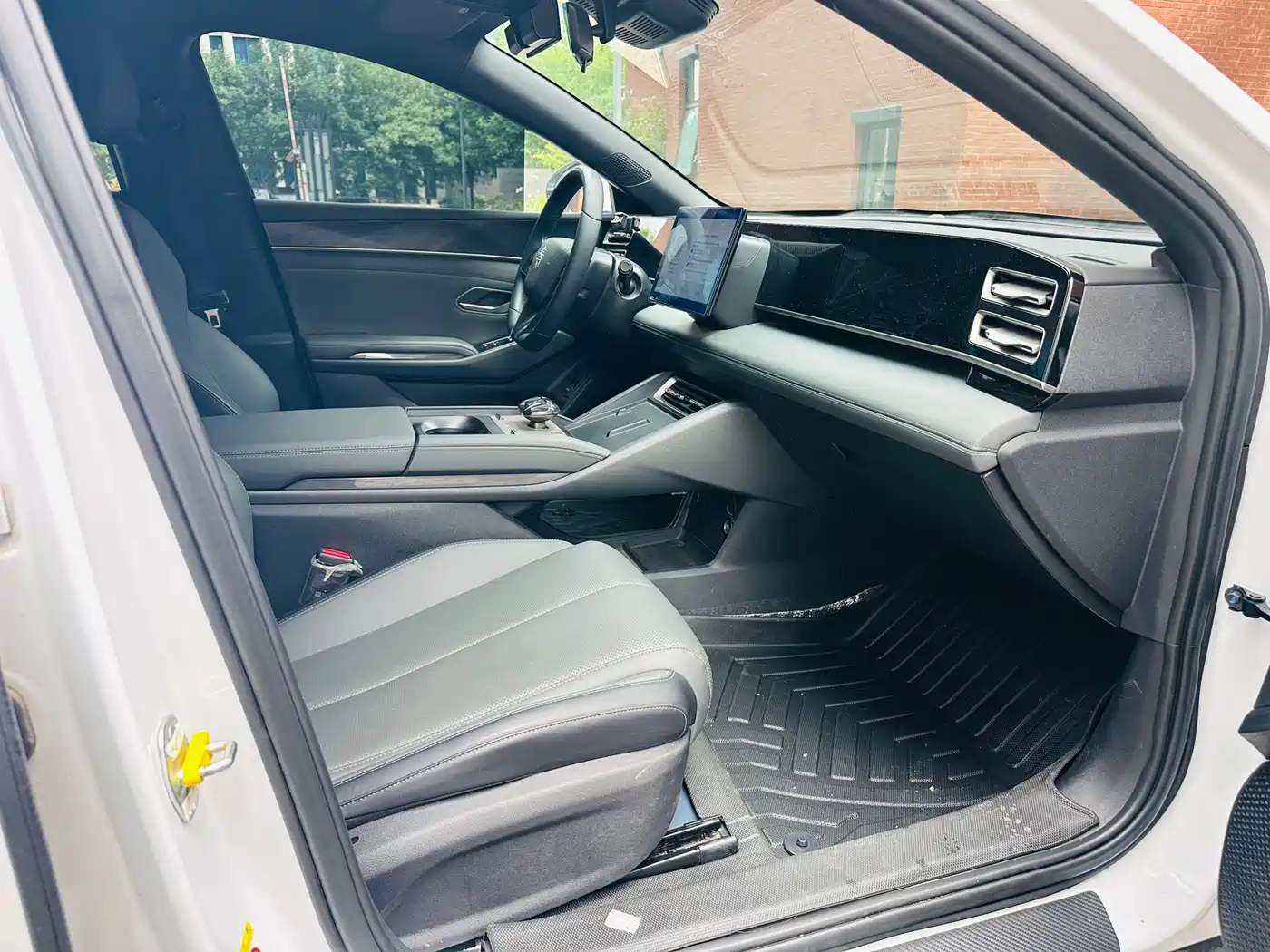 BYD Qin L 2024 DM-i 80KM Leading Edition фото 15