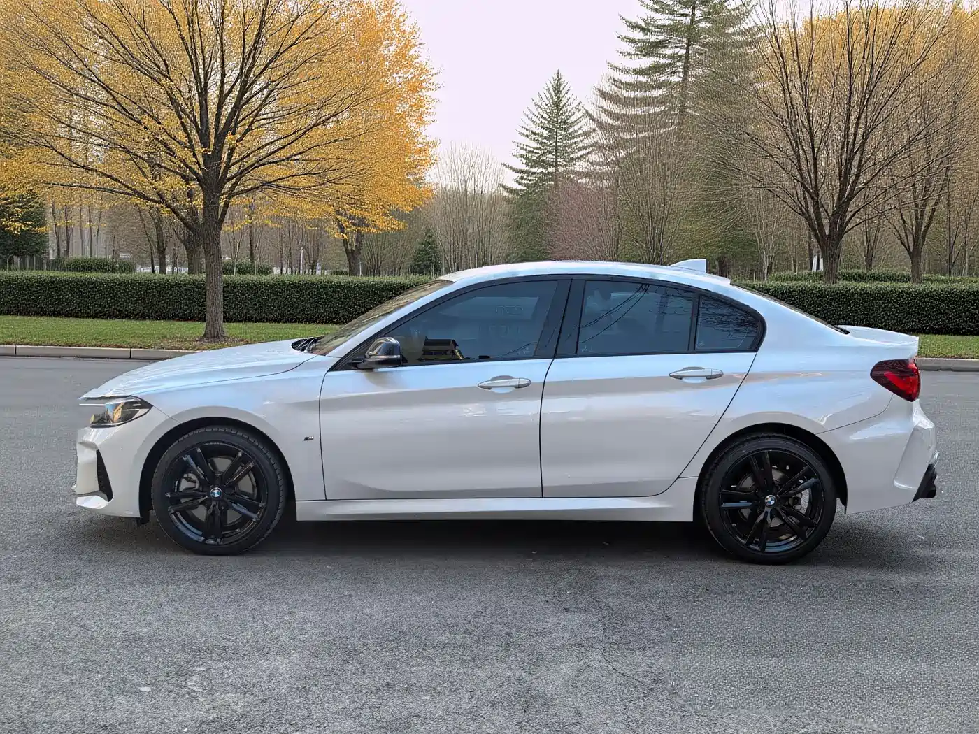 BMW 1 Series 2023 125i M Sport Shadow Edition фото 3