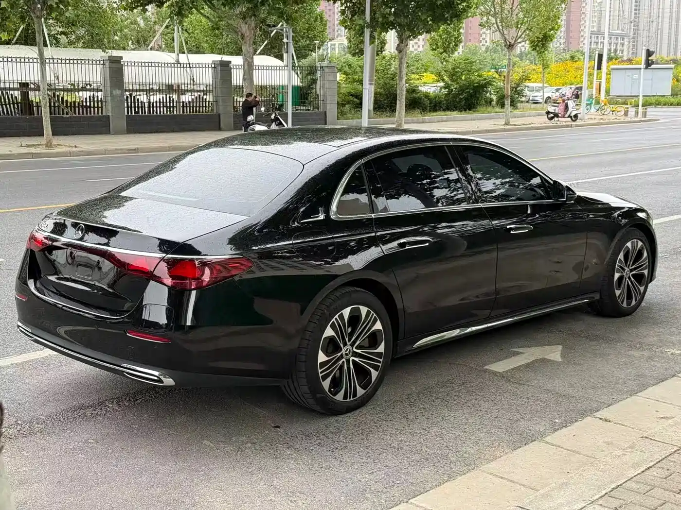 Mercedes-Benz E-Class New Energy 2024 E 350 e L Plug-in Hybrid Sedan фото 7