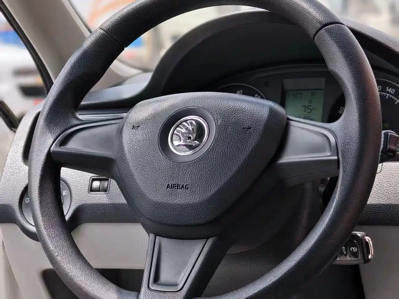 Škoda Rapid 2016 1.6L Automatic Pioneer Edition фото 7