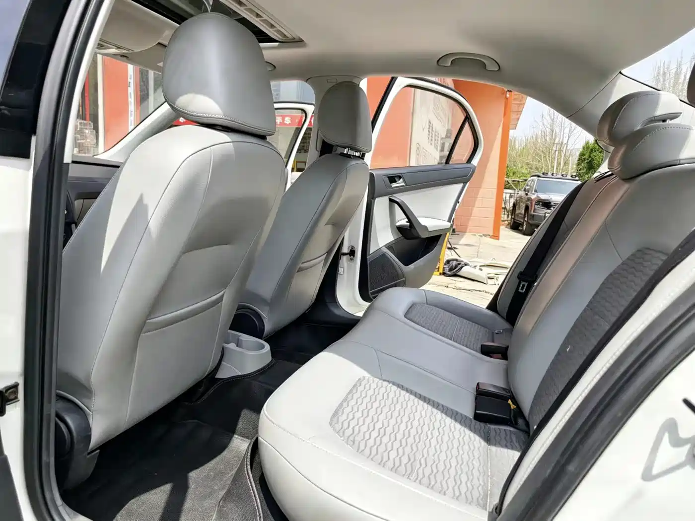 Škoda Rapid 2016 1.6L Automatic Pioneer Edition фото 5