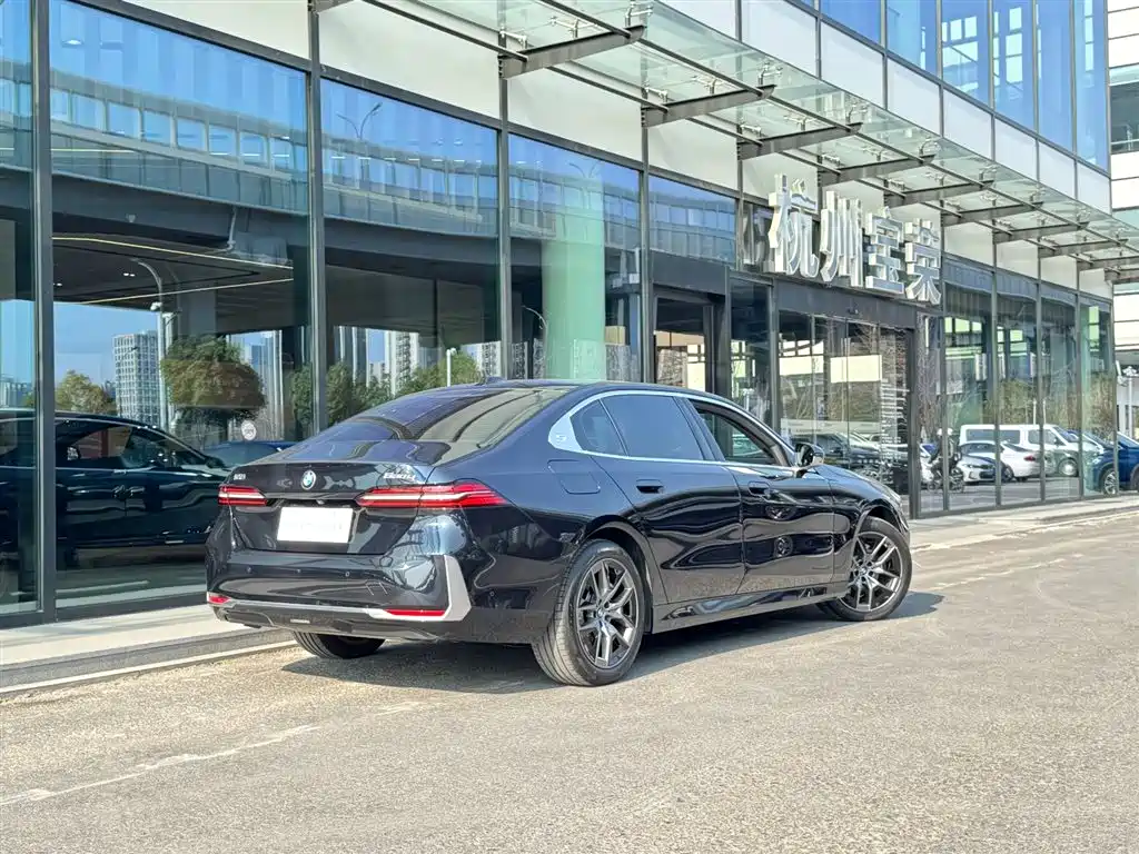 BMW 5 Series 2024 530Li Leading Model Luxury Package фото 2