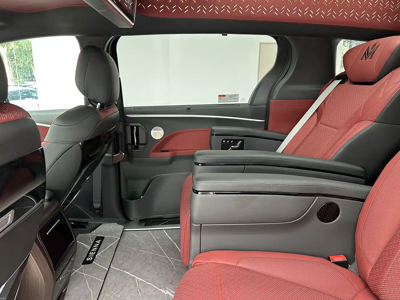 Photo 22 - Toyota Sienna