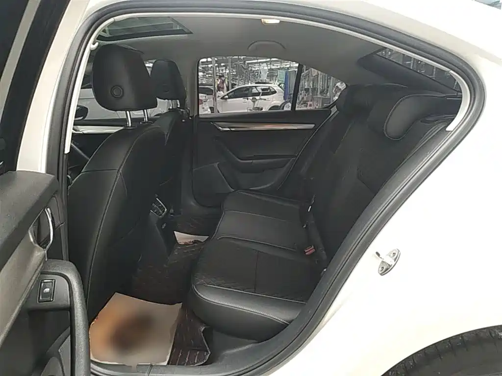 Škoda Octavia 2019 1.5L Automatic Luxury Edition фото 17