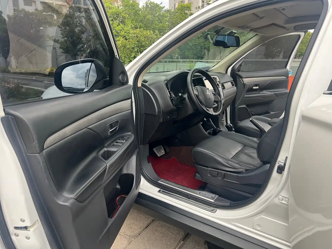 Mitsubishi Outlander (Import) 2014 2.4L 4WD Luxury Value Edition 5-seater фото 4