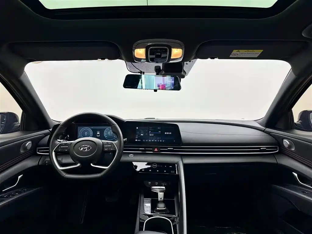 Hyundai Elantra 2022 1.5L CVT 20th Anniversary Edition фото 9