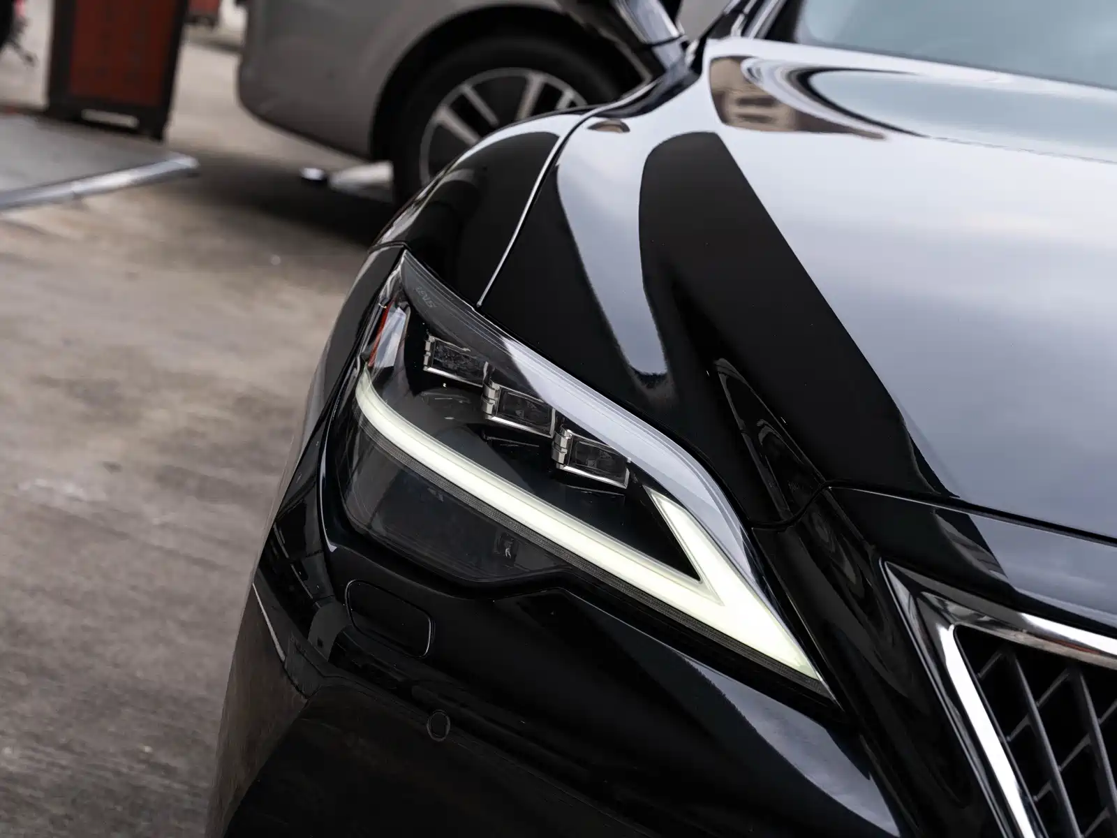 Photo 6 - Lexus LS