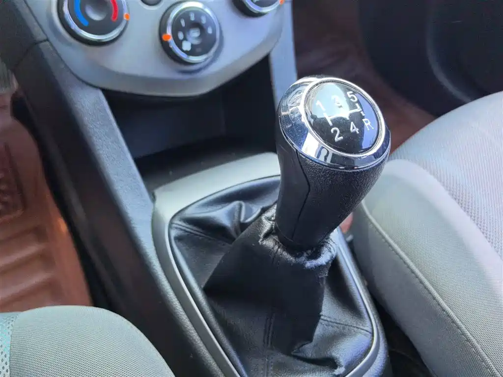 Chevrolet Aveo 2014 Sedan 1.4SL MT Luxury Edition фото 14