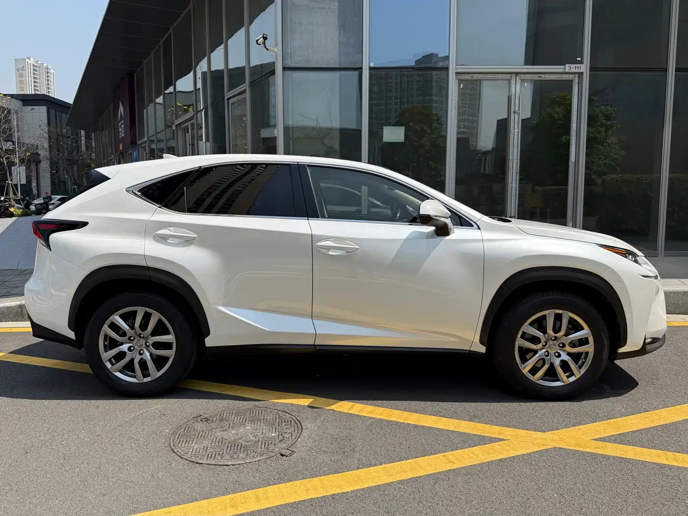 Lexus NX 2015 300h AWD F SPORT фото 4