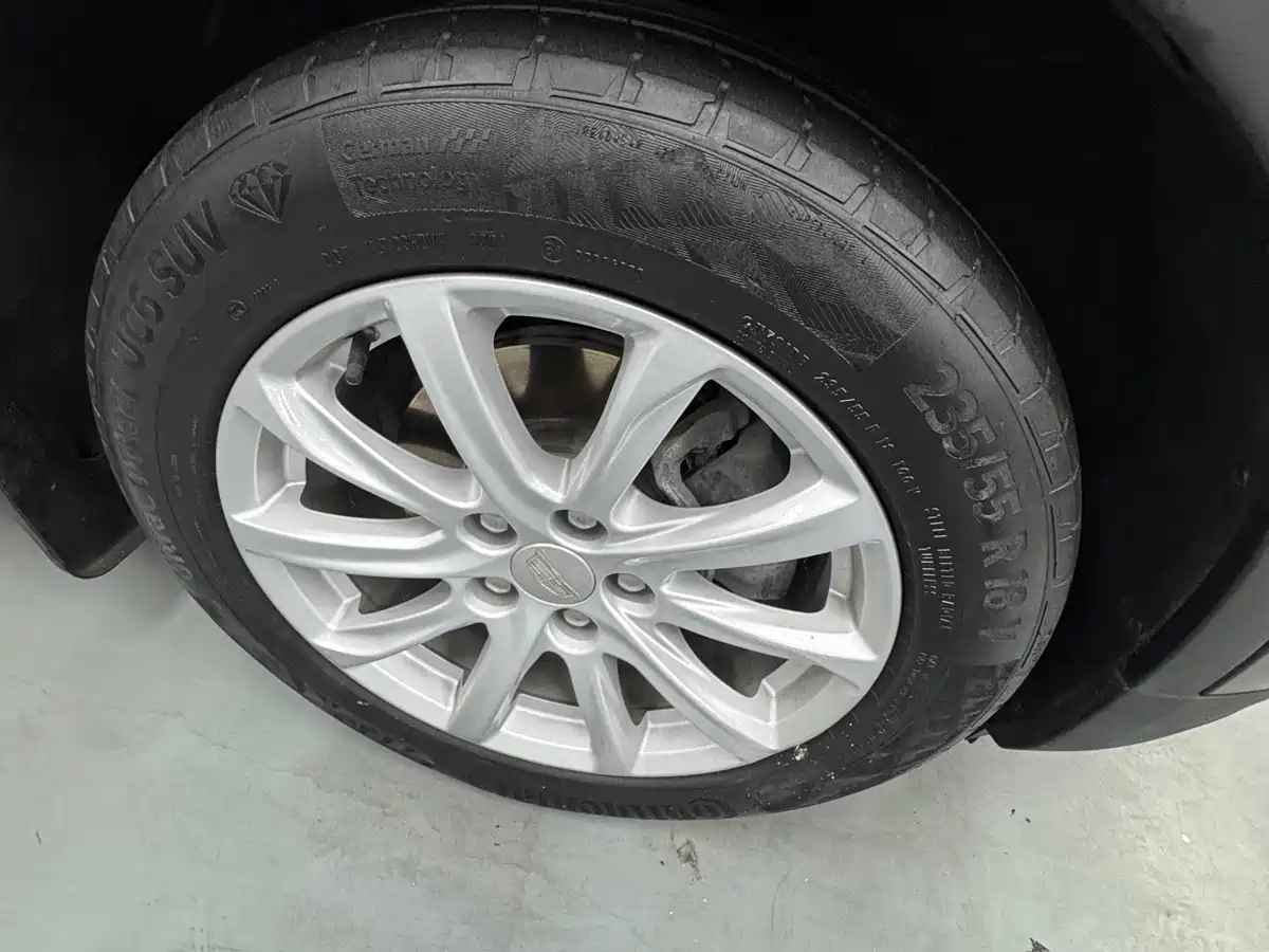 Photo 5 - Cadillac XT4