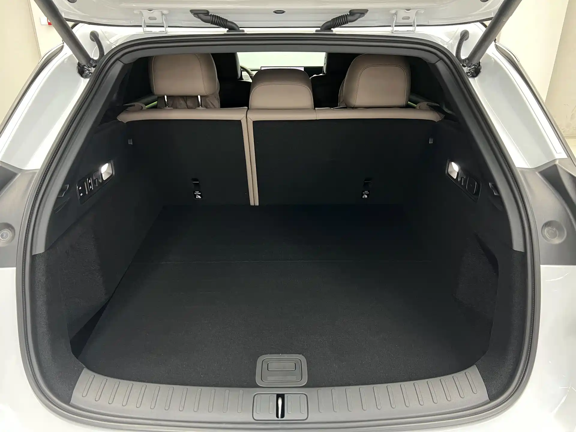Photo 7 - Li Auto i6