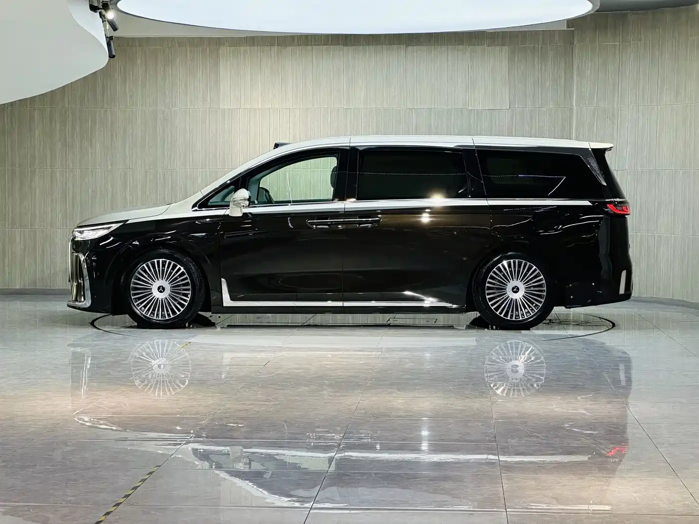 Voyah Auto Voyah Dreamer 2025 PHEV AWD Flagship Qian Kun Edition фото 4
