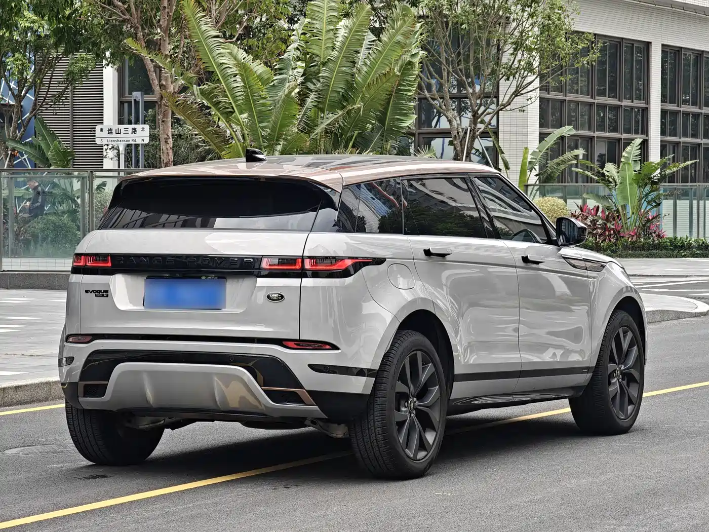 Land Rover Range Rover Evoque 2023 Range Rover Evoque L 249PS Corinthian Bronze Special Edition фото 12