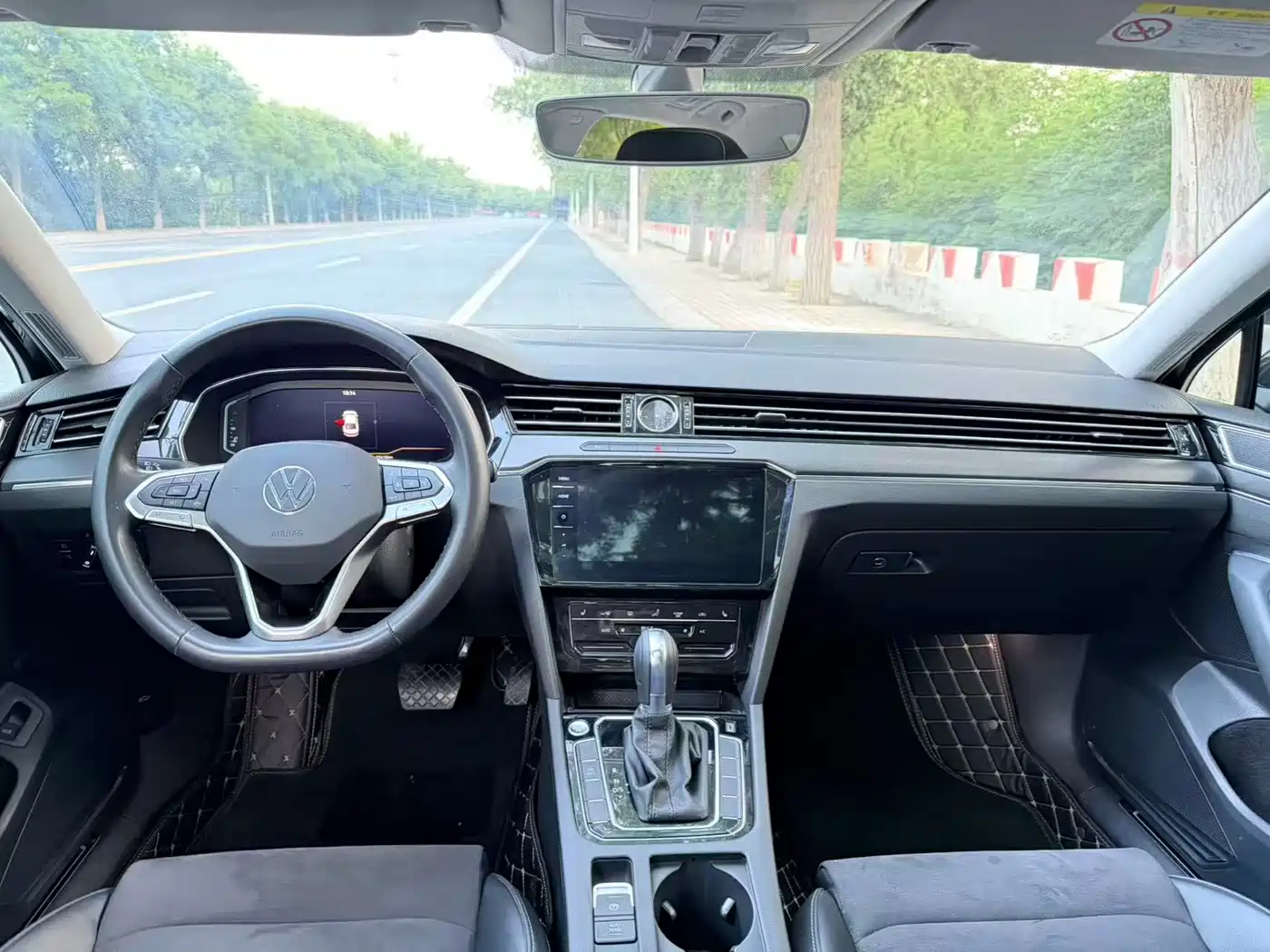 Volkswagen Magotan 2023 Model 2 Million Commemorative Edition 330TSI DSG Luxury фото 3