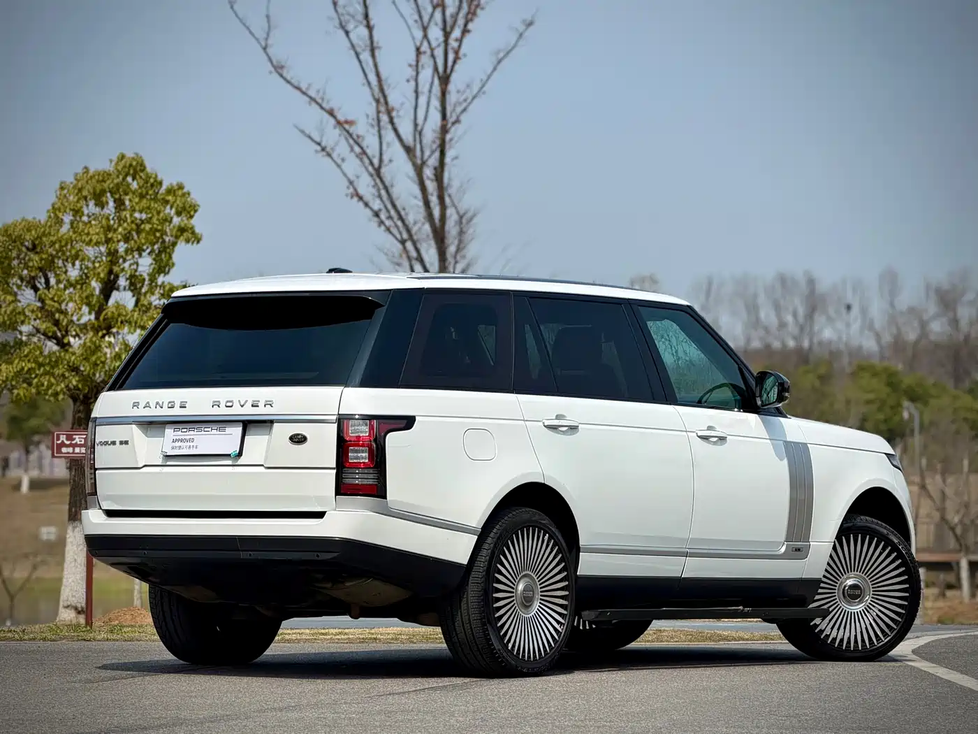 Land Rover Range Rover 2015 3.0 SC V6 Vogue SE Genesis Extended Edition фото 4