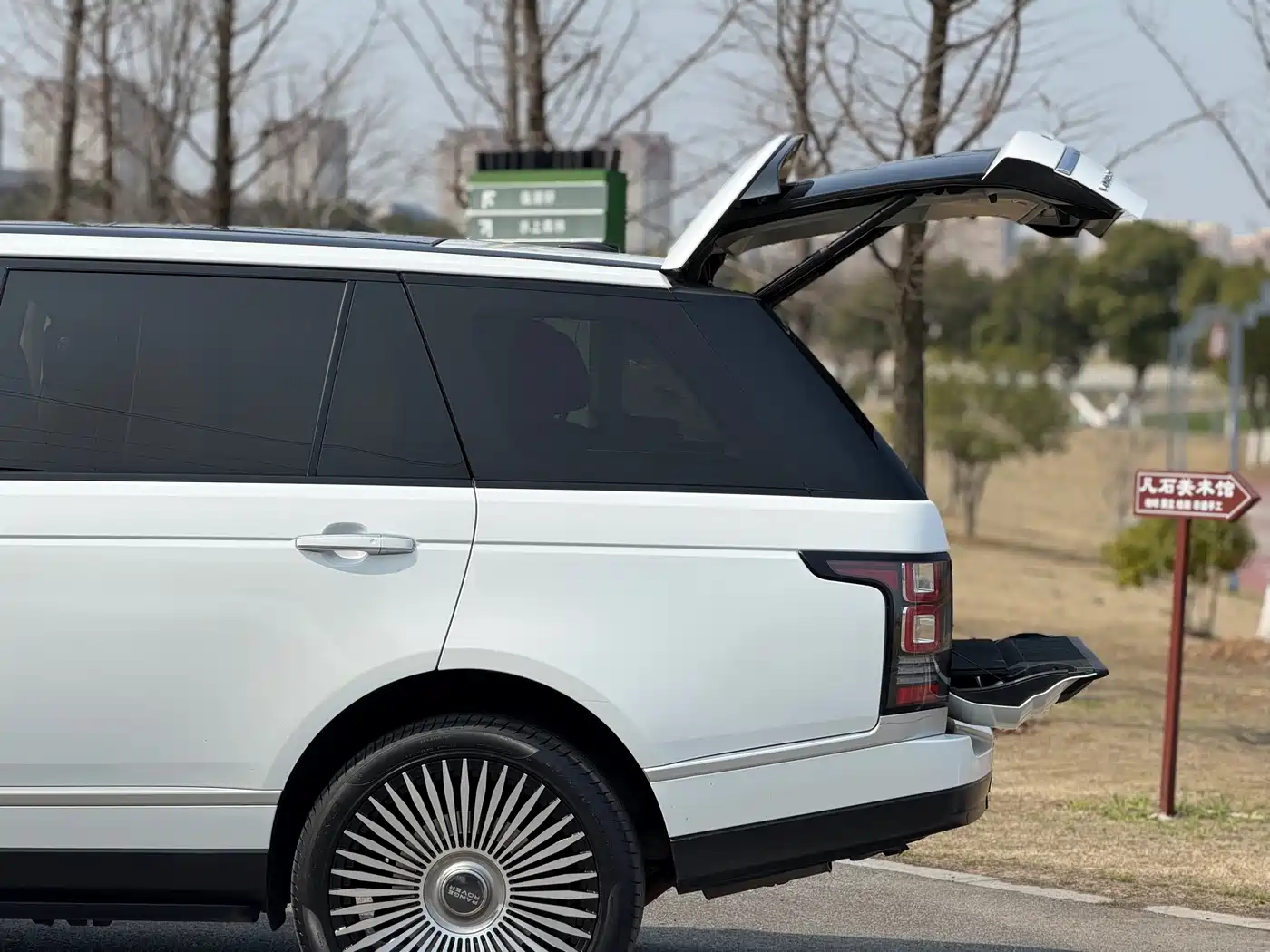 Land Rover Range Rover 2015 3.0 SC V6 Vogue SE Genesis Extended Edition фото 19
