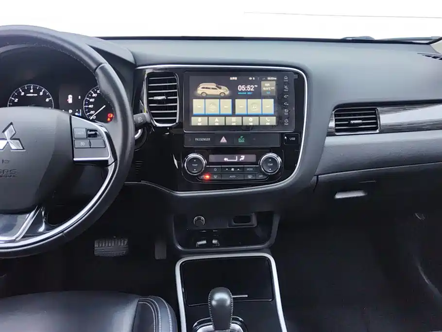 Mitsubishi Outlander 2020 2.0L 2WD Premium 7-seater фото 13