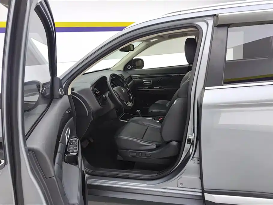 Mitsubishi Outlander 2020 2.0L 2WD Premium 7-seater фото 9