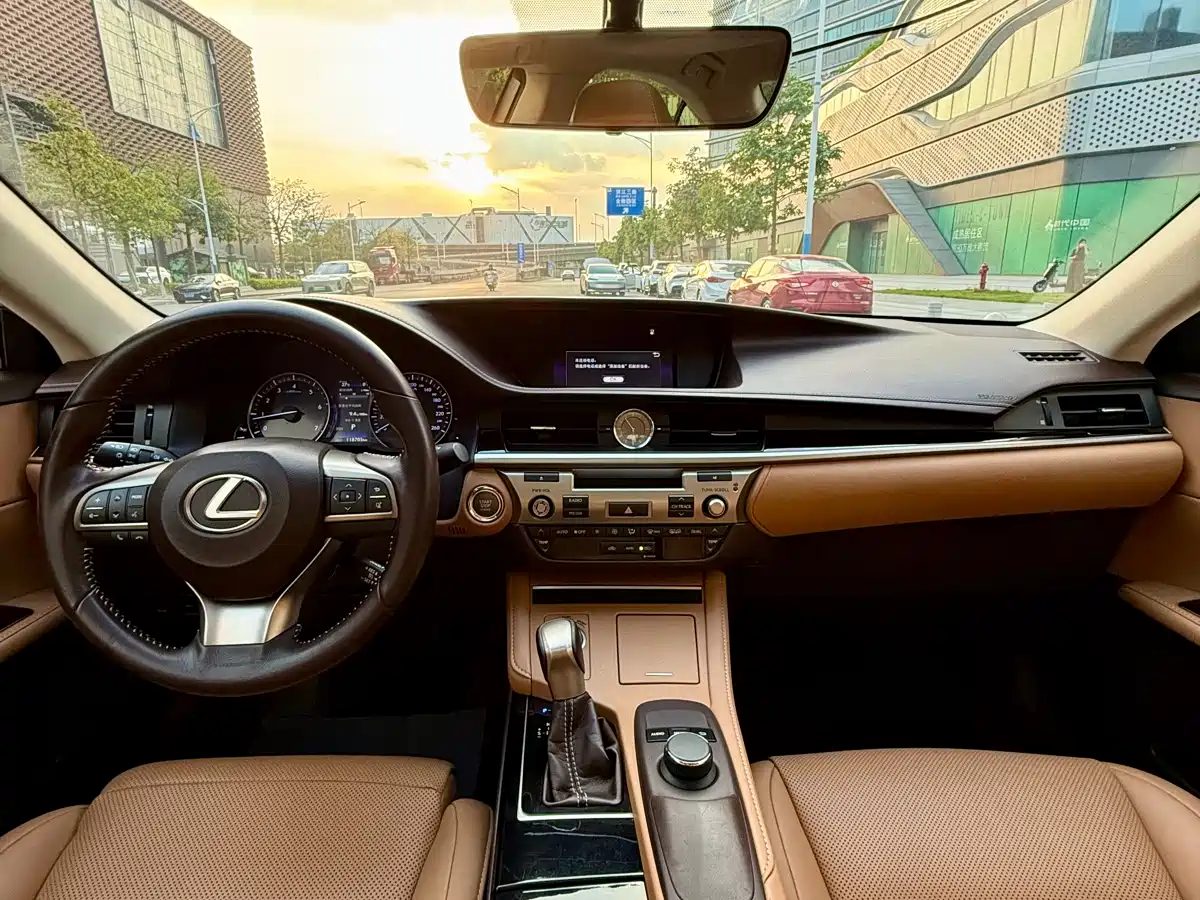 Photo 15 - Lexus ES