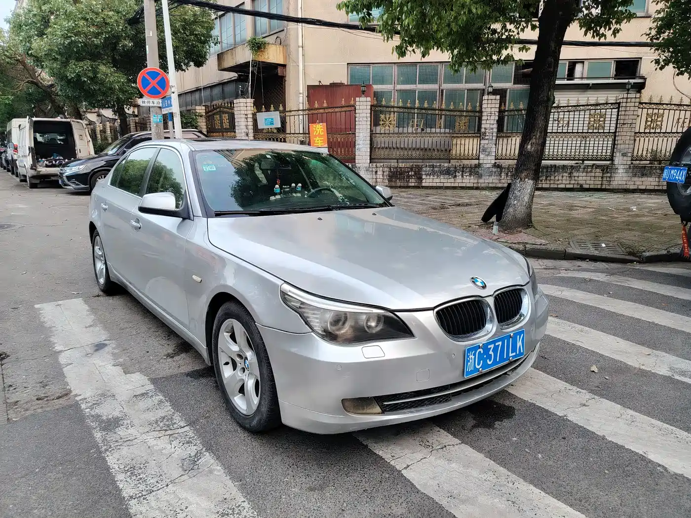 BMW 5 Series 2010 520Li Leading фото 3