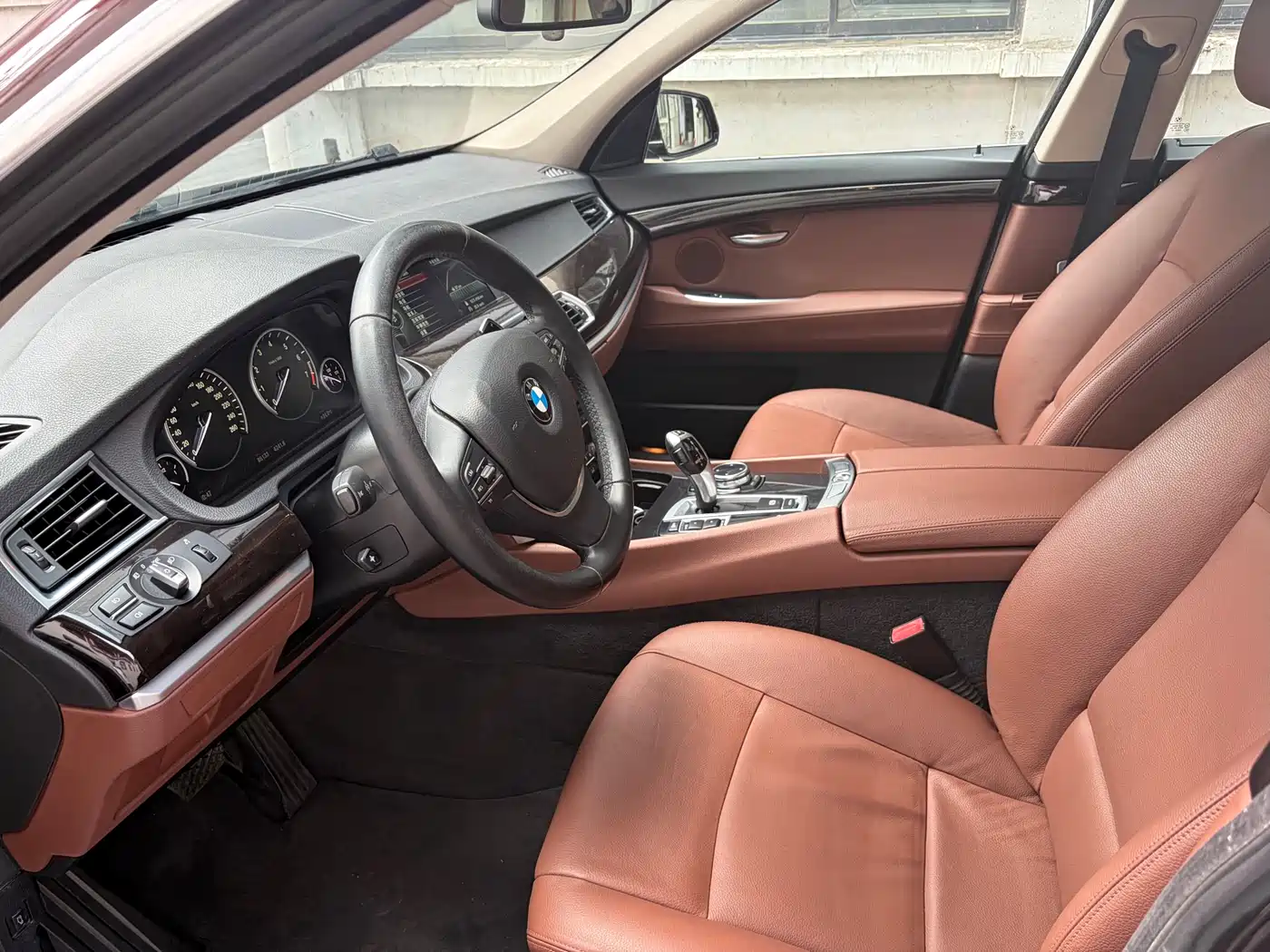 BMW 5 Series GT 2014 535i Leading фото 9