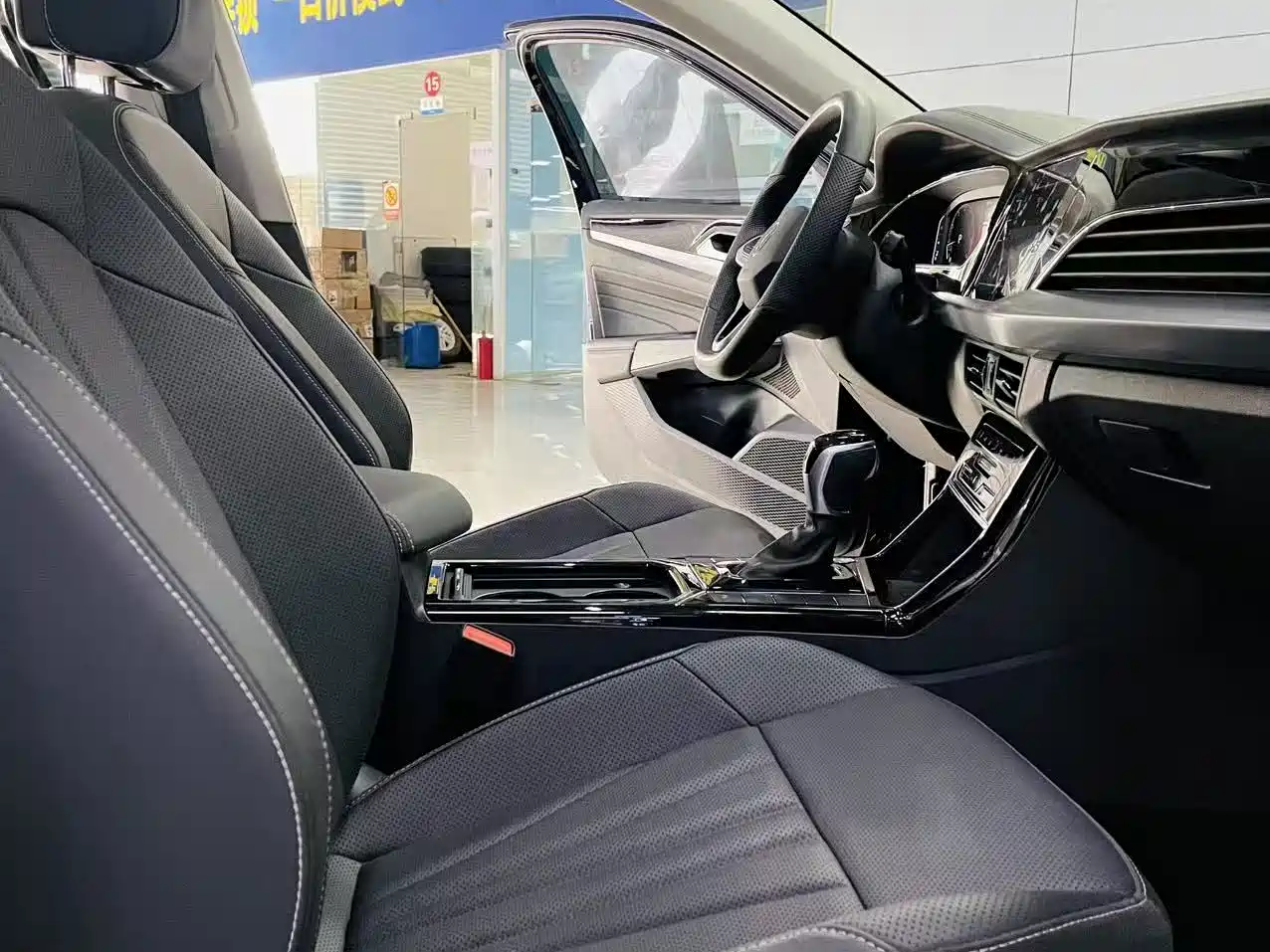 Volkswagen Passat 2025 Outstanding 380TSI Starlight Dragon Soaring Edition фото 5