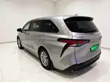 Photo 4 - Toyota Sienna
