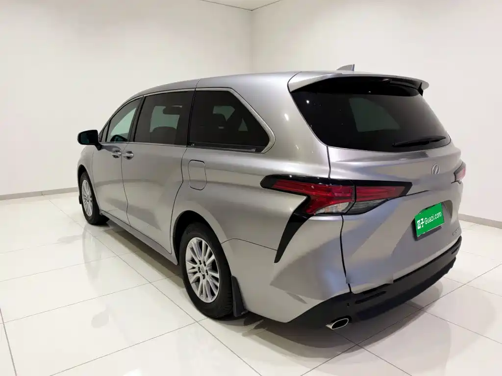 Photo 4 - Toyota Sienna