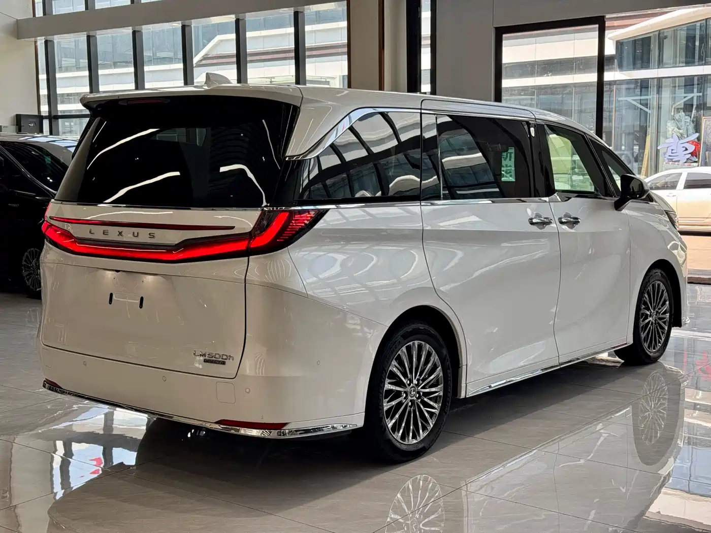 Lexus LM 2023 500h 6-Seater Prestige Edition фото 17