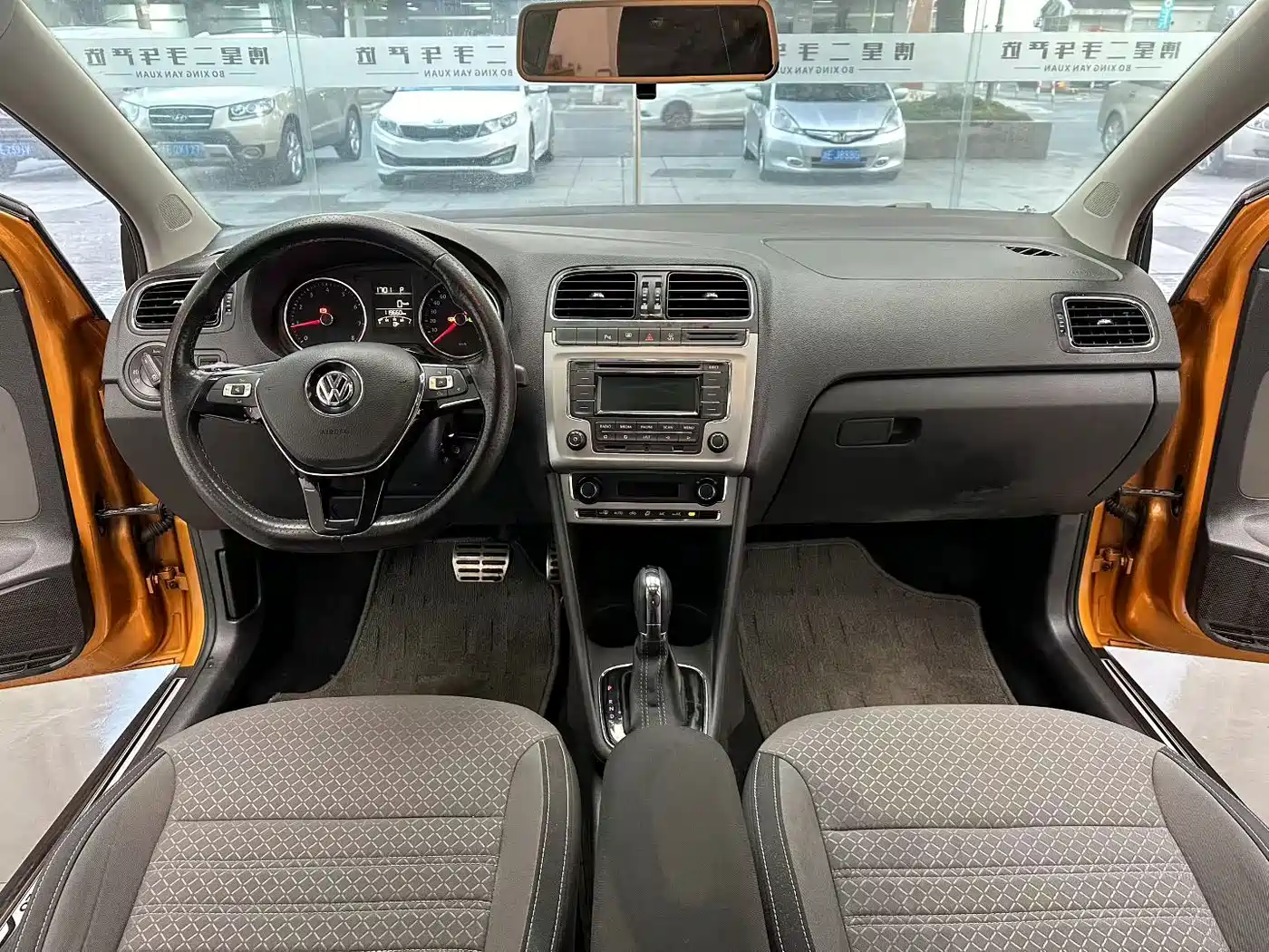 Volkswagen Polo 2014 1.6L Cross Polo Automatic фото 5