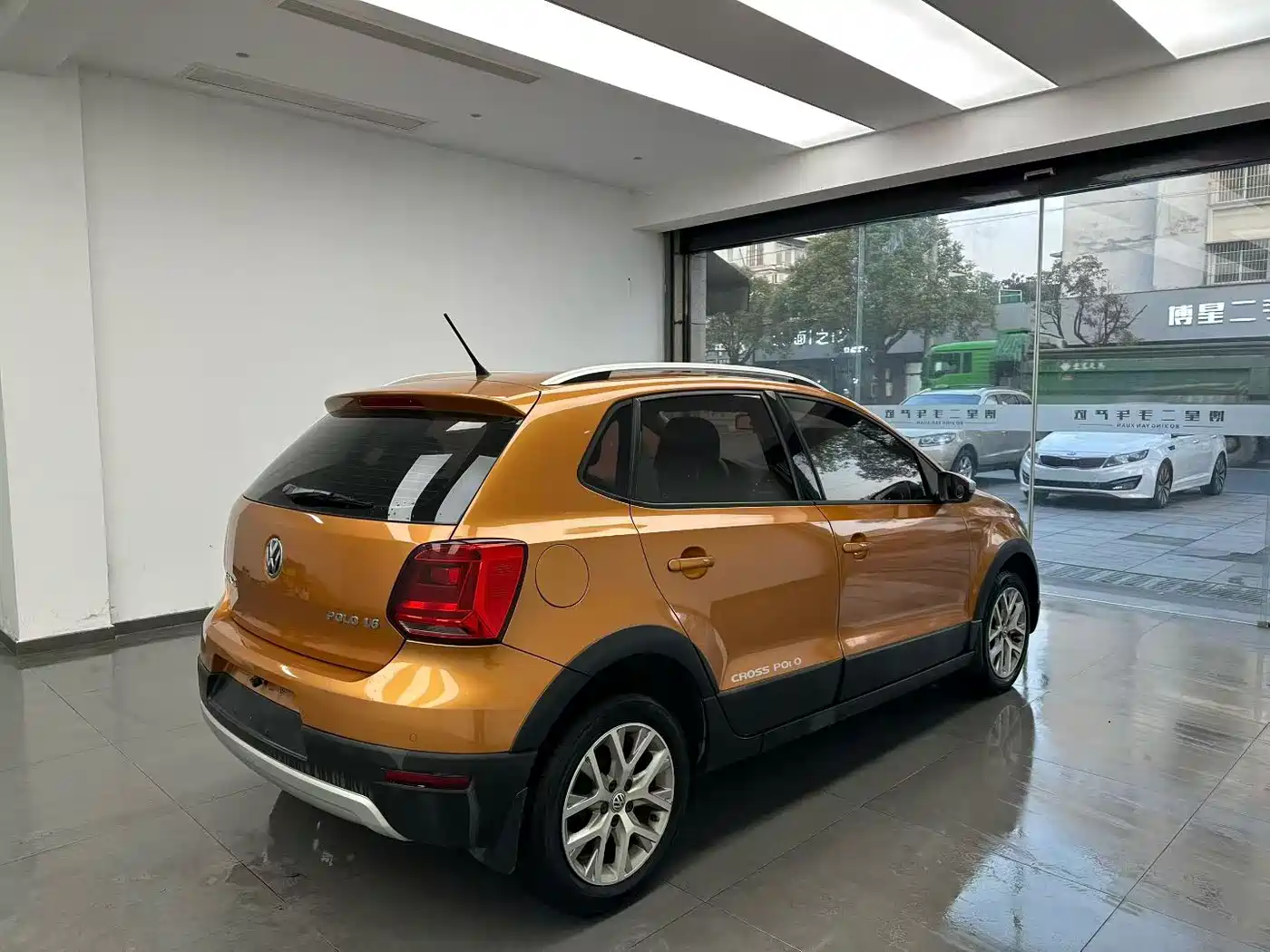 Volkswagen Polo 2014 1.6L Cross Polo Automatic фото 7